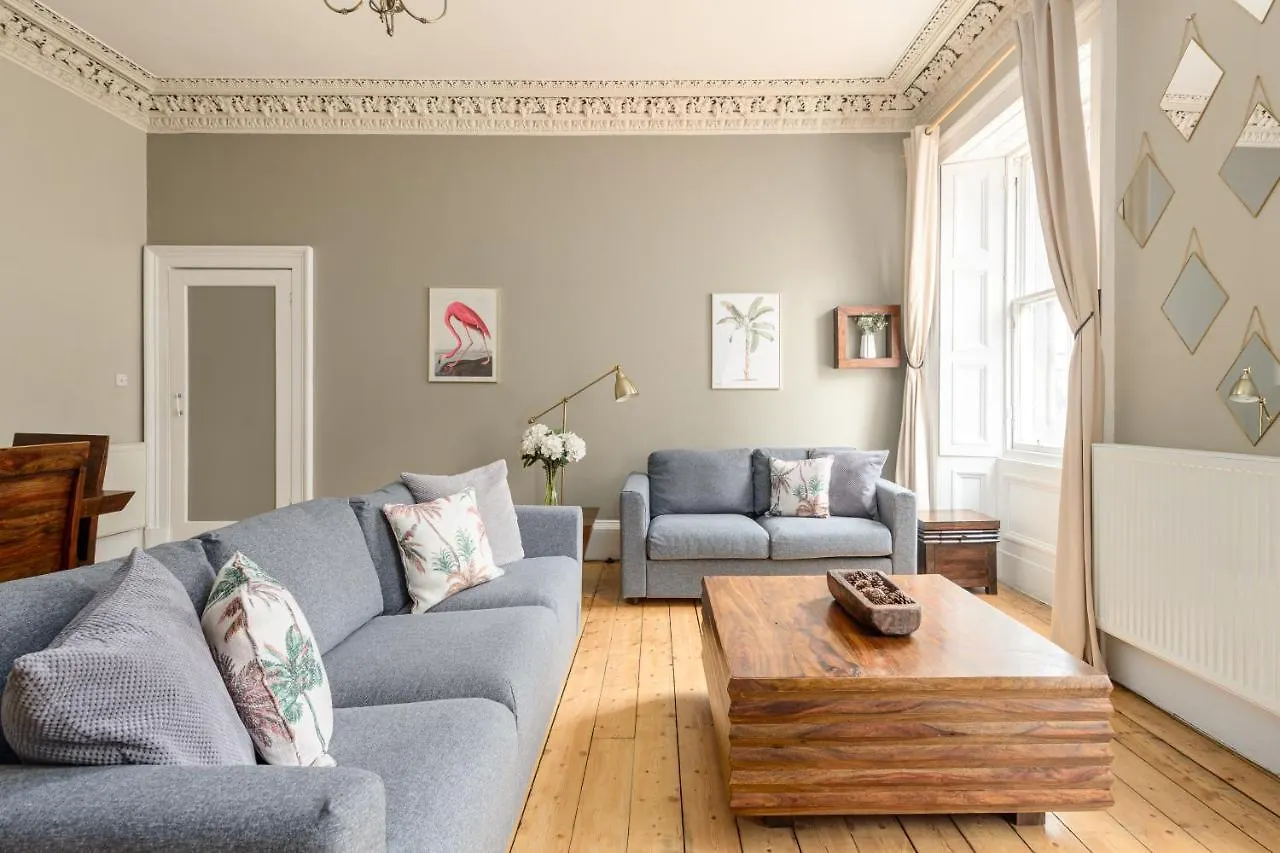 2 Bed Old Town Apartment - Next To Castle Edinburgh