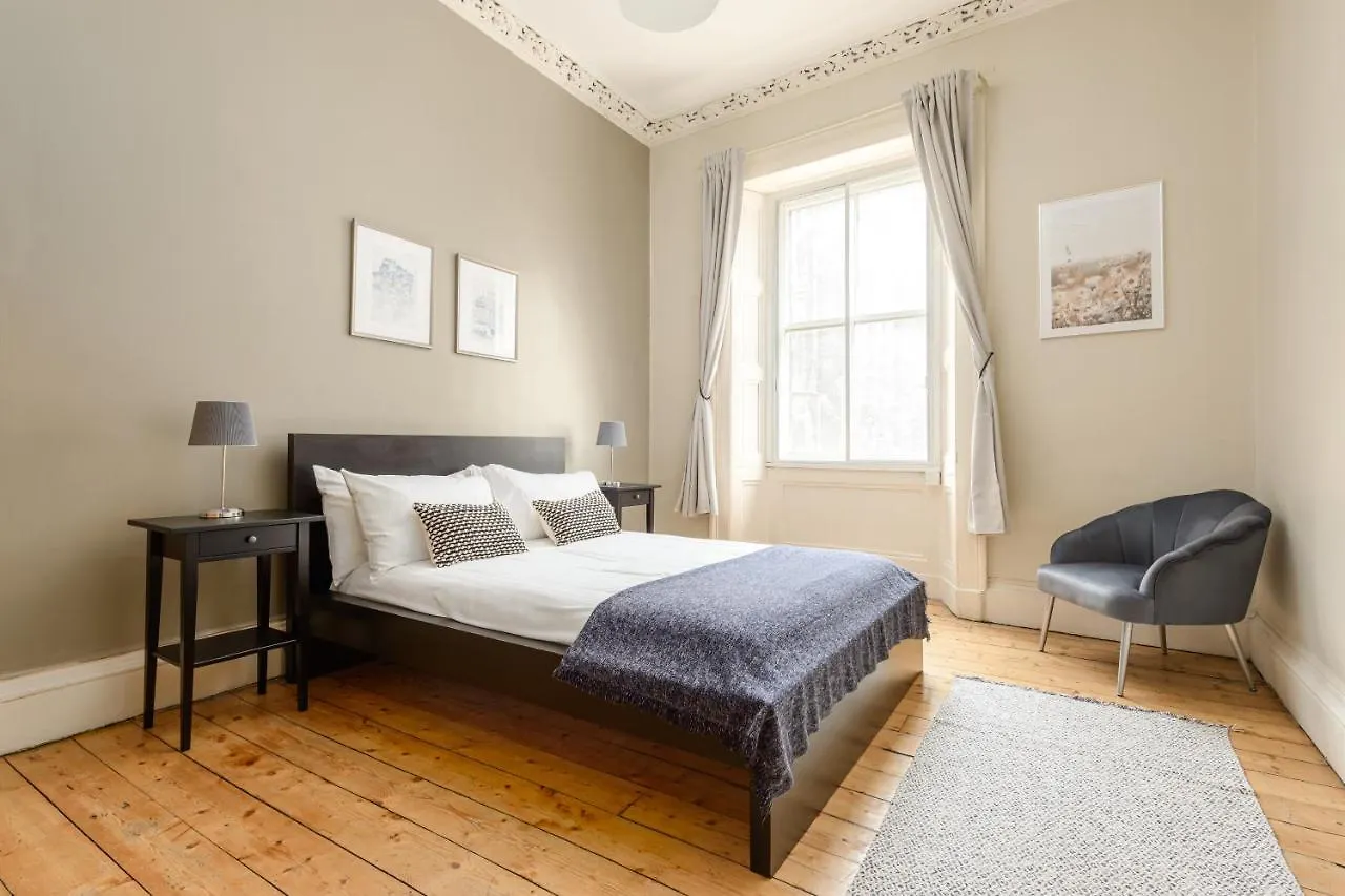 2 Bed Old Town Apartment - Next To Castle Edinburgh
