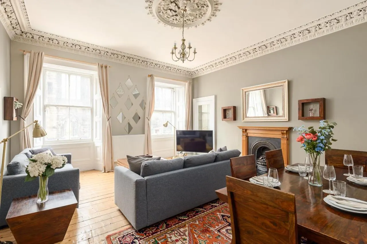 2 Bed Old Town Apartment - Next To Castle Edinburgh