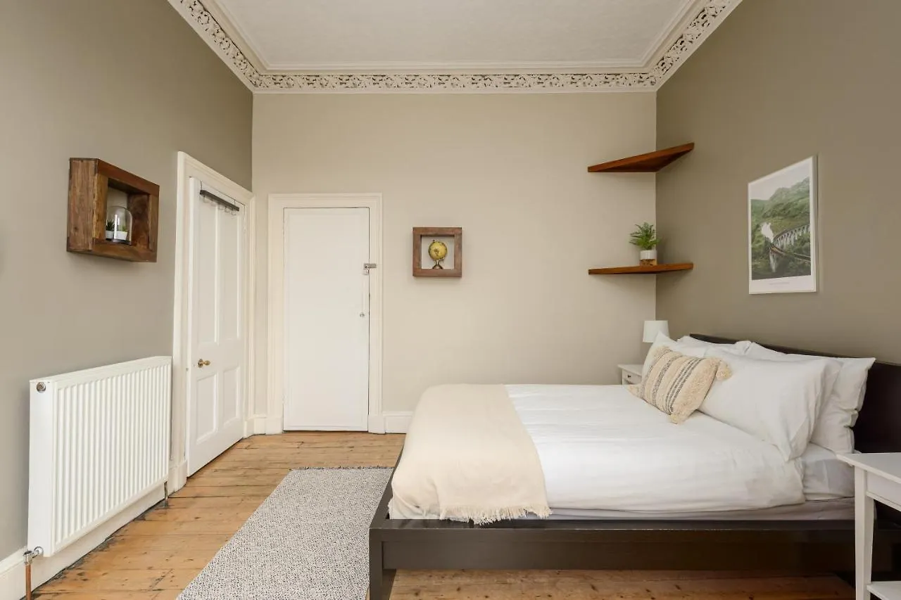 2 Bed Old Town Apartment - Next To Castle Edinburgh
