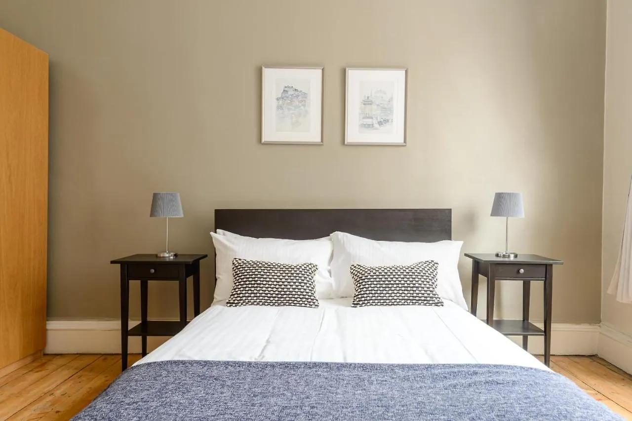2 Bed Old Town Apartment - Next To Castle Edinburgh