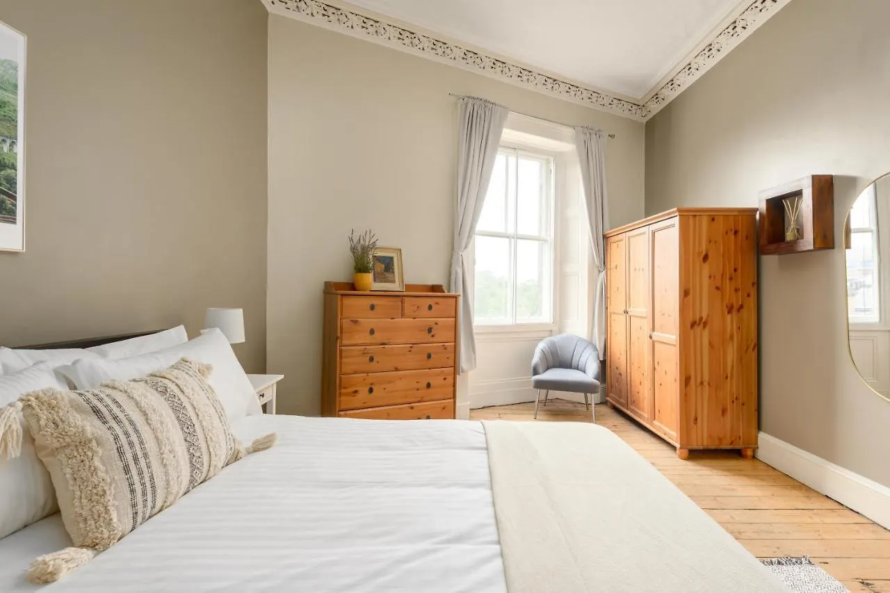 2 Bed Old Town Apartment - Next To Castle Edinburgh