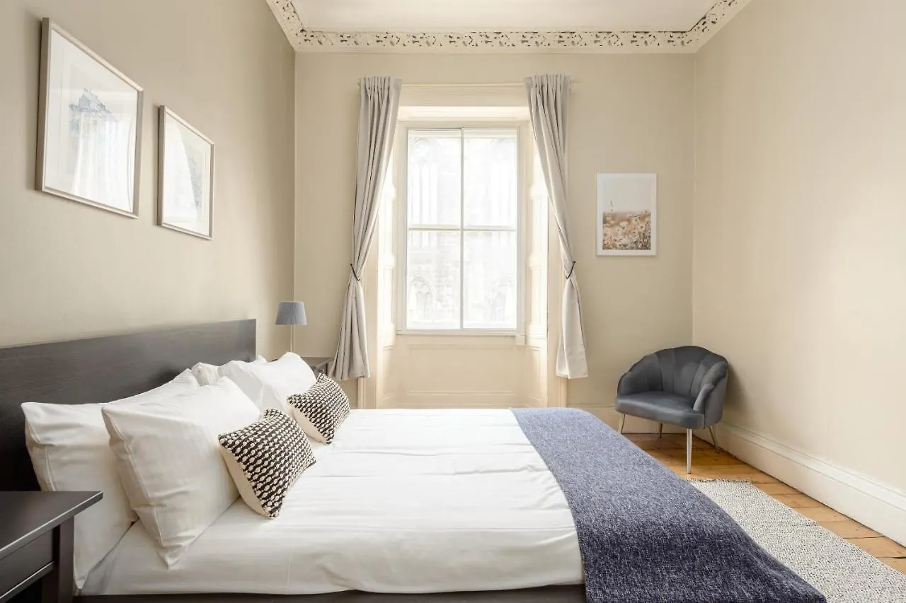 2 Bed Old Town Apartment - Next To Castle Edinburgh