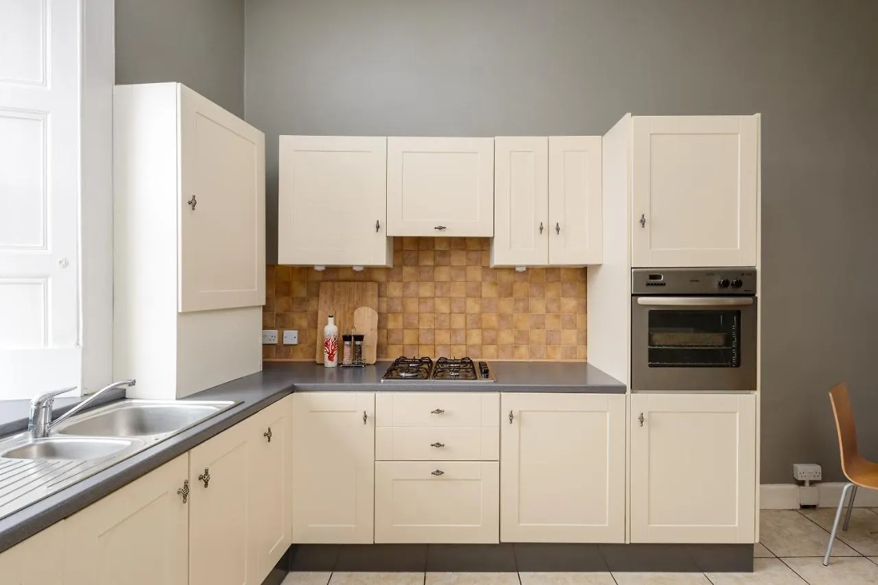 2 Bed Old Town Apartment - Next To Castle Edinburgh